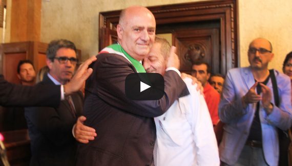De Angelis sindaco con maggioranza di 15consiglieri Abbraccio commosso con Di Pangrazio (Video) De Angelis sindaco con maggioranza di 15consiglieri Abbraccio commosso con Di Pangrazio (Video)