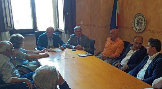 Sanità, vertice in Comune: annunciato nuovo medico al ps, ma non basterà. De Angelis soddisfatto per ora Sanità, vertice in Comune: annunciato nuovo medico al ps, ma non basterà. De Angelis soddisfatto per ora