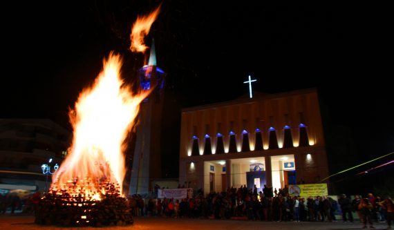 Inizia la lunga notte dei focaracci, la città si illumina in onore della Signora di Pietraquaria (Gallery) Inizia la lunga notte dei focaracci, la città si illumina in onore della Signora di Pietraquaria (Gallery)