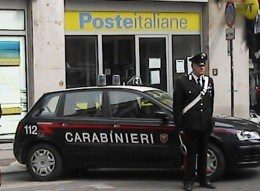 carabinieri davanti all'ufficio postale