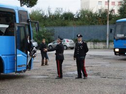 intervento dei carabinieri alla fermata dell'autobus