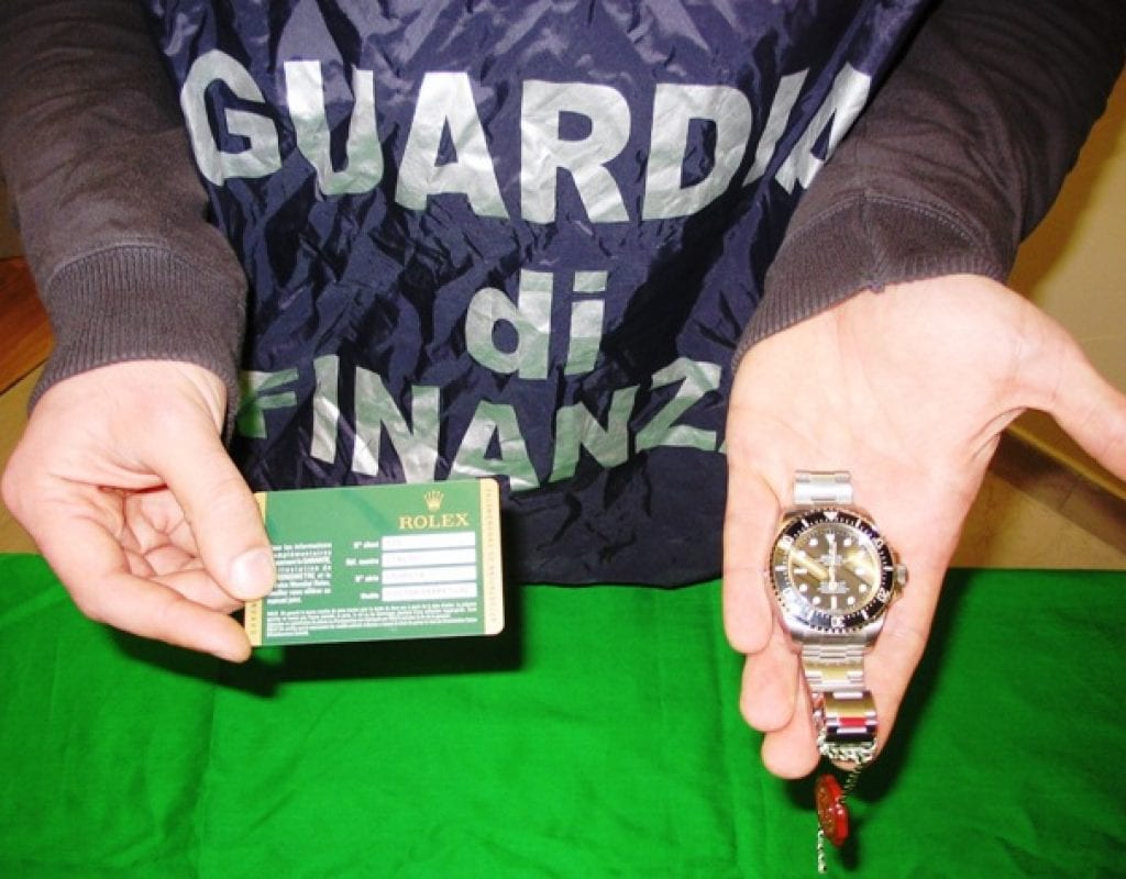 Regala un Rolex sequestrato alla donna con cui aveva una relazione,  finanziere patteggia – MarsicaLive