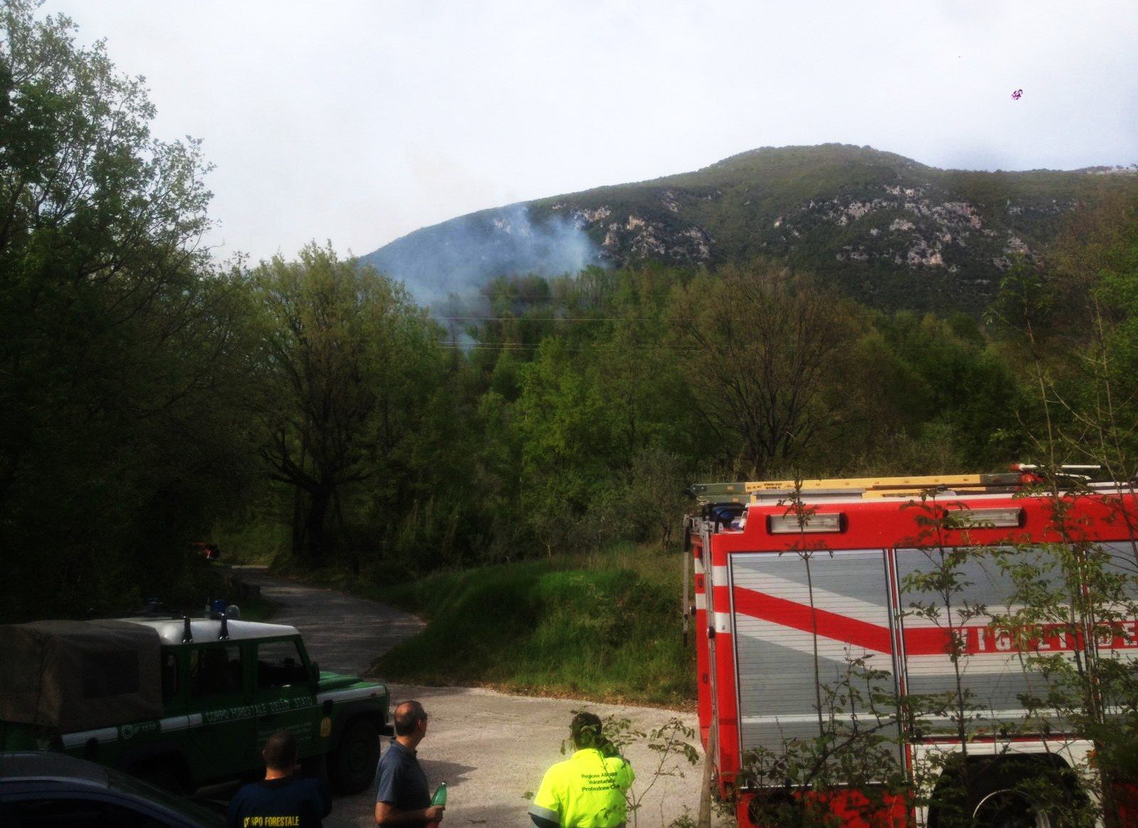 incendio nella Valle Roveto vigili canadair (1)