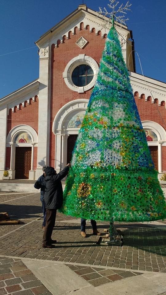 Albero Di Natale Con Fondi Bottiglie Di Plastica.Fondi Di Bottiglie E Tappi Di Plastica Ecco L Albero Di Natale Di Collarmele Marsicalive