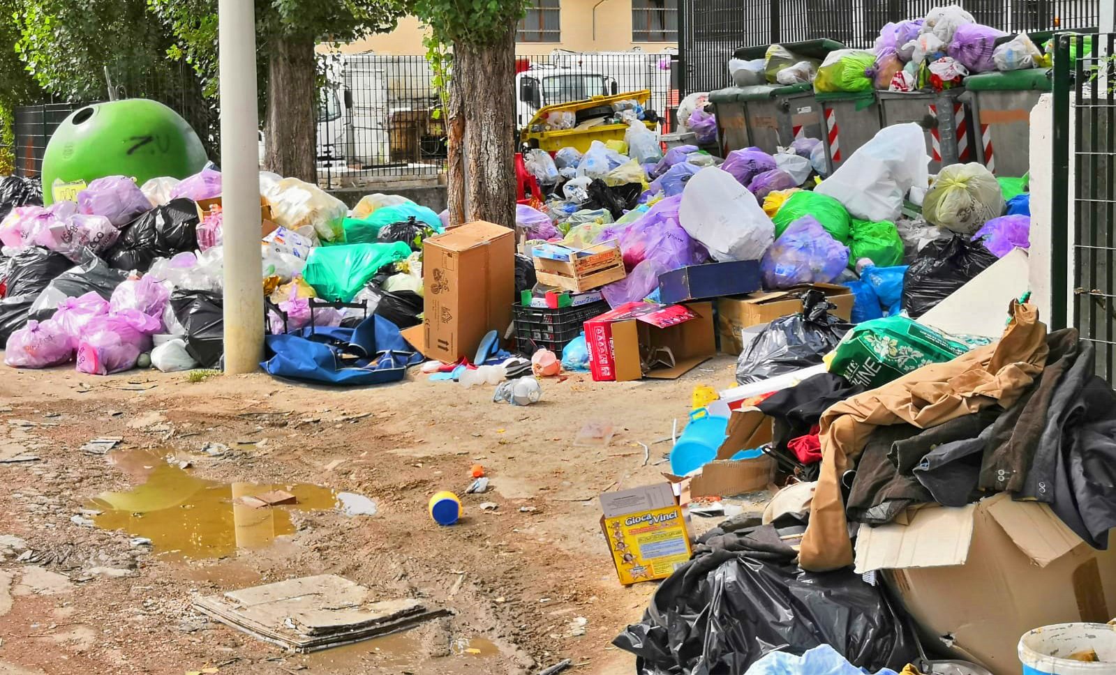Segen SPA » TAGLIACOZZO – Montagna di rifiuti abbandonati nel centro  raccolta Segen da centinaia di persone incivil