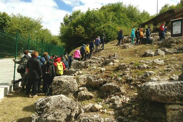 Studenti alla scoperta dell'area archeologica di Angitia 