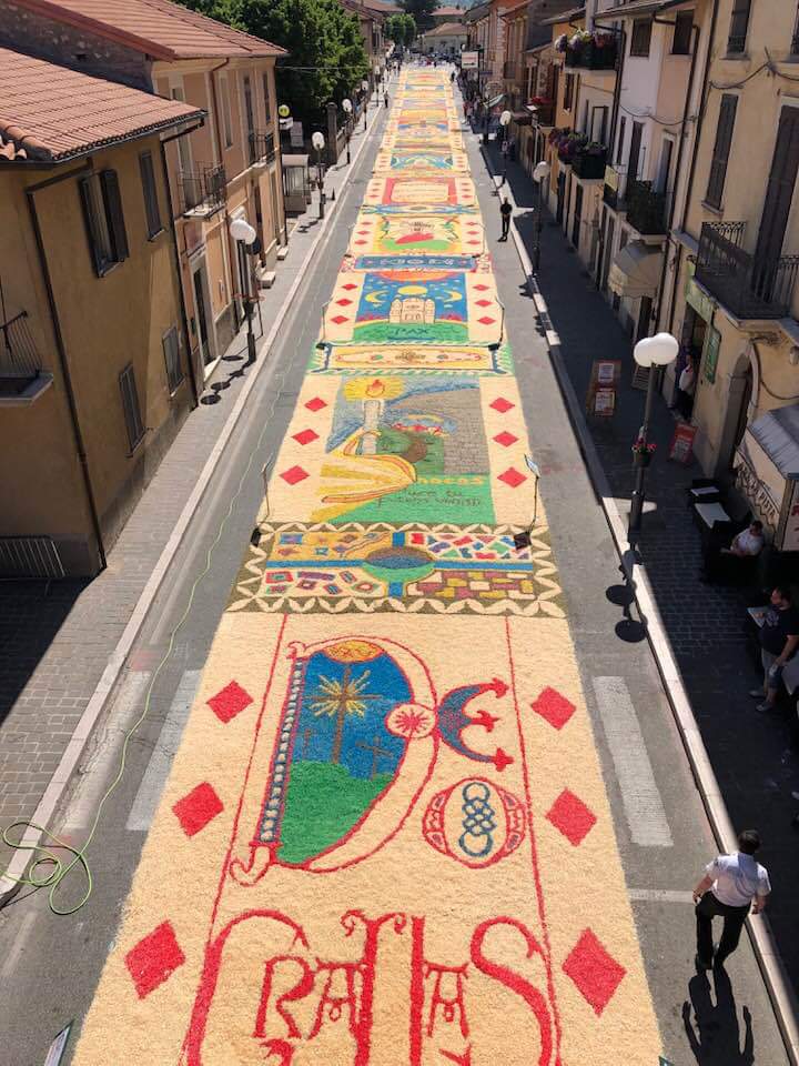 Magliano dei Marsi balena di mille colori, lo spettacolo della tradizionale infiorata si ripete Magliano dei Marsi balena di mille colori, lo spettacolo della tradizionale infiorata si ripete